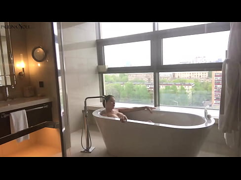 ❤️ 巨大的宝贝 激情地在浴室里撸起了她的阴部 ️❌ Porno