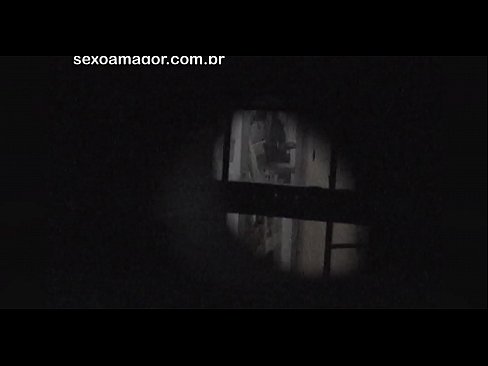 ❤️ 金发女郎被隐藏在空心砖后面的邻居偷窥者偷偷录影 ️❌ Porno