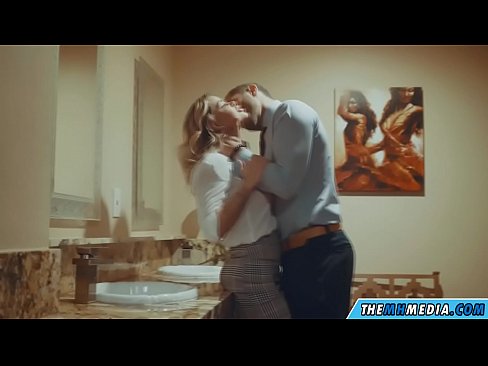 ❤️ 当一个胸大无脑的金发女郎在公共厕所里勾引你时 ️❌ Porno